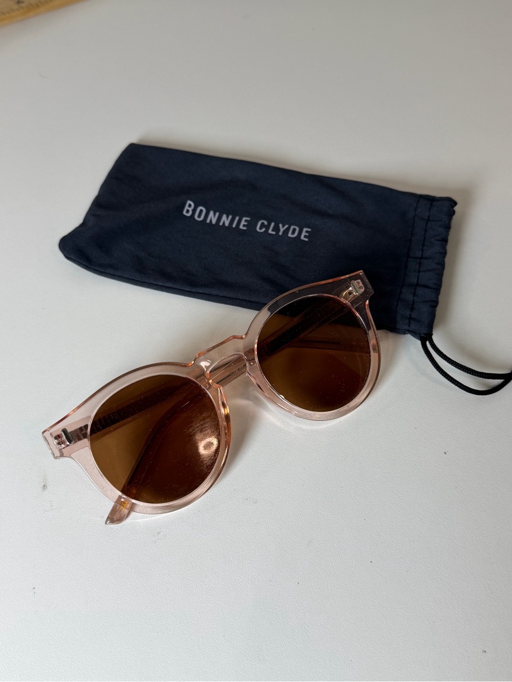 Bonnie Clyde The Hill Women's Pink Transparent Round Sunglasses